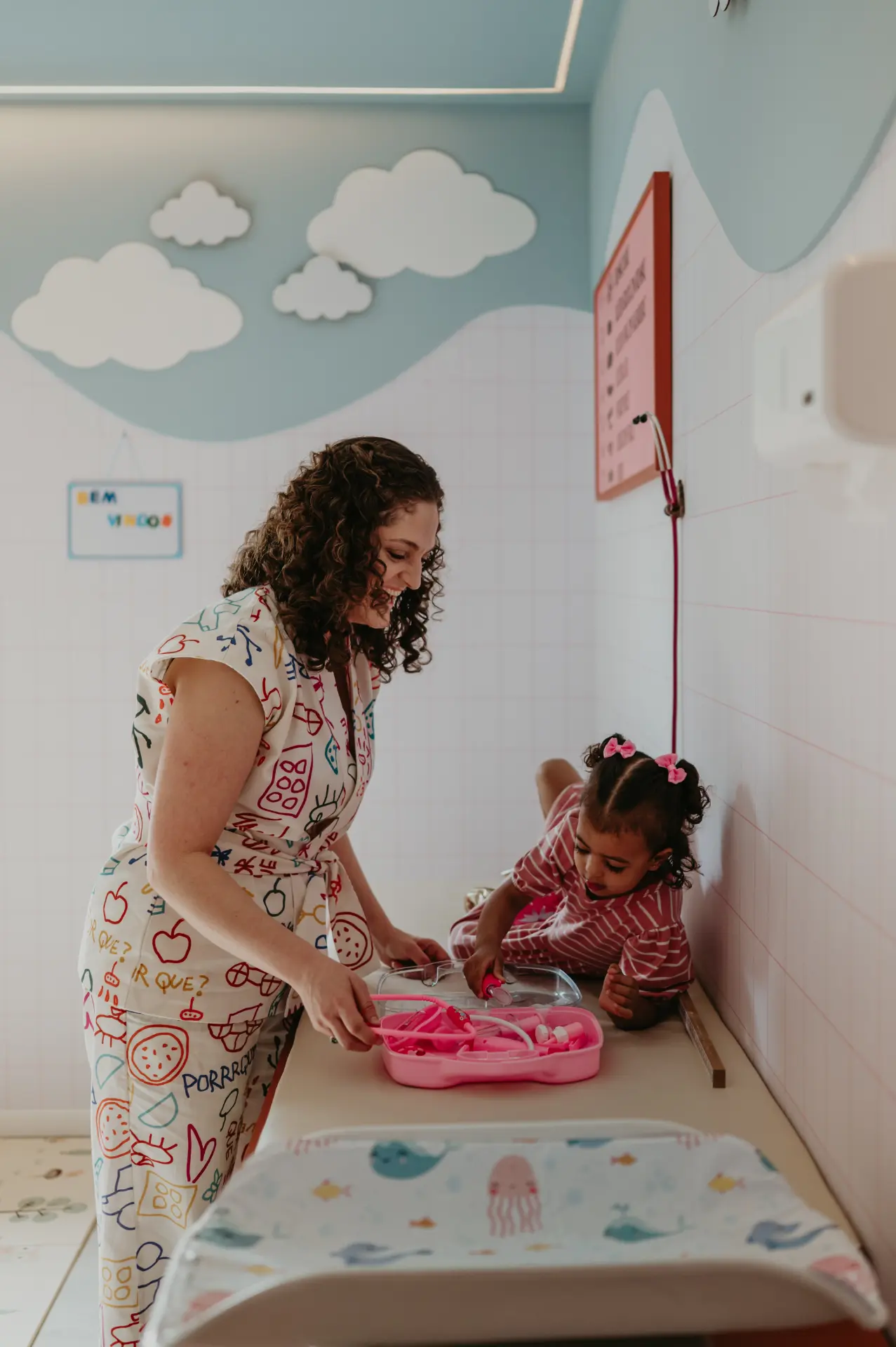 Dra. Bianca brincando com uma paciente